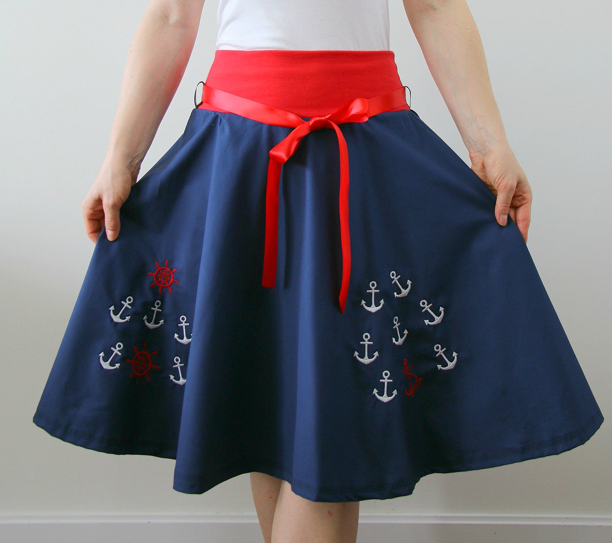 ElzahDesign's tweet photo. It's time to get into summer mood with this marine circle skirt https://t.co/YBvvJhI3xd #hhlunch #fridayshares #etsy #summer #navyblue https://t.co/zx75vyB1xo