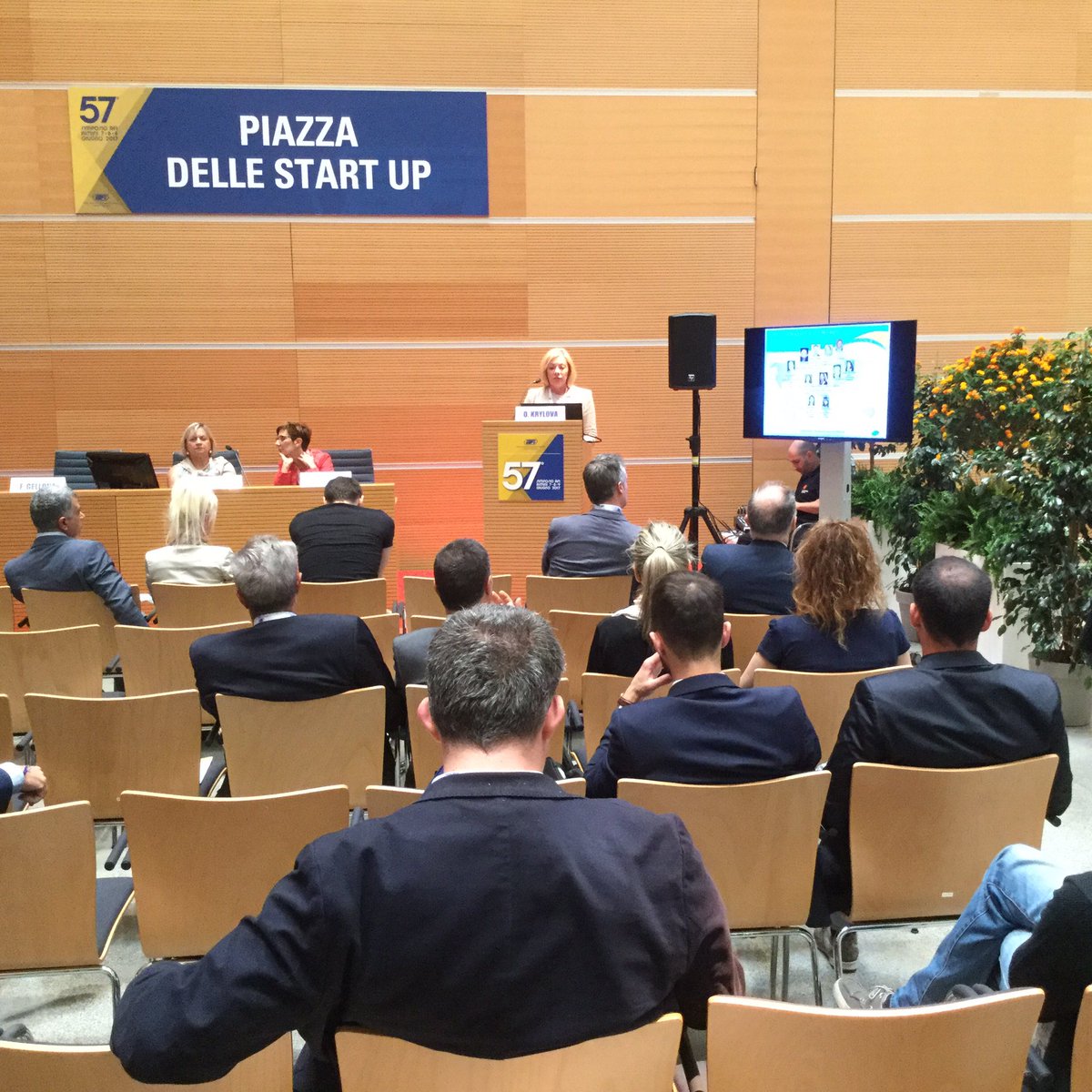 GGRecchia's tweet photo. #SimposioAFI2017 "La Piazza delle Start Up". Olga Krylova di @pfizer presenta il modello di #TechnologyTransfer utilizzabile anche in Italia https://t.co/HSwKOaeSIN
