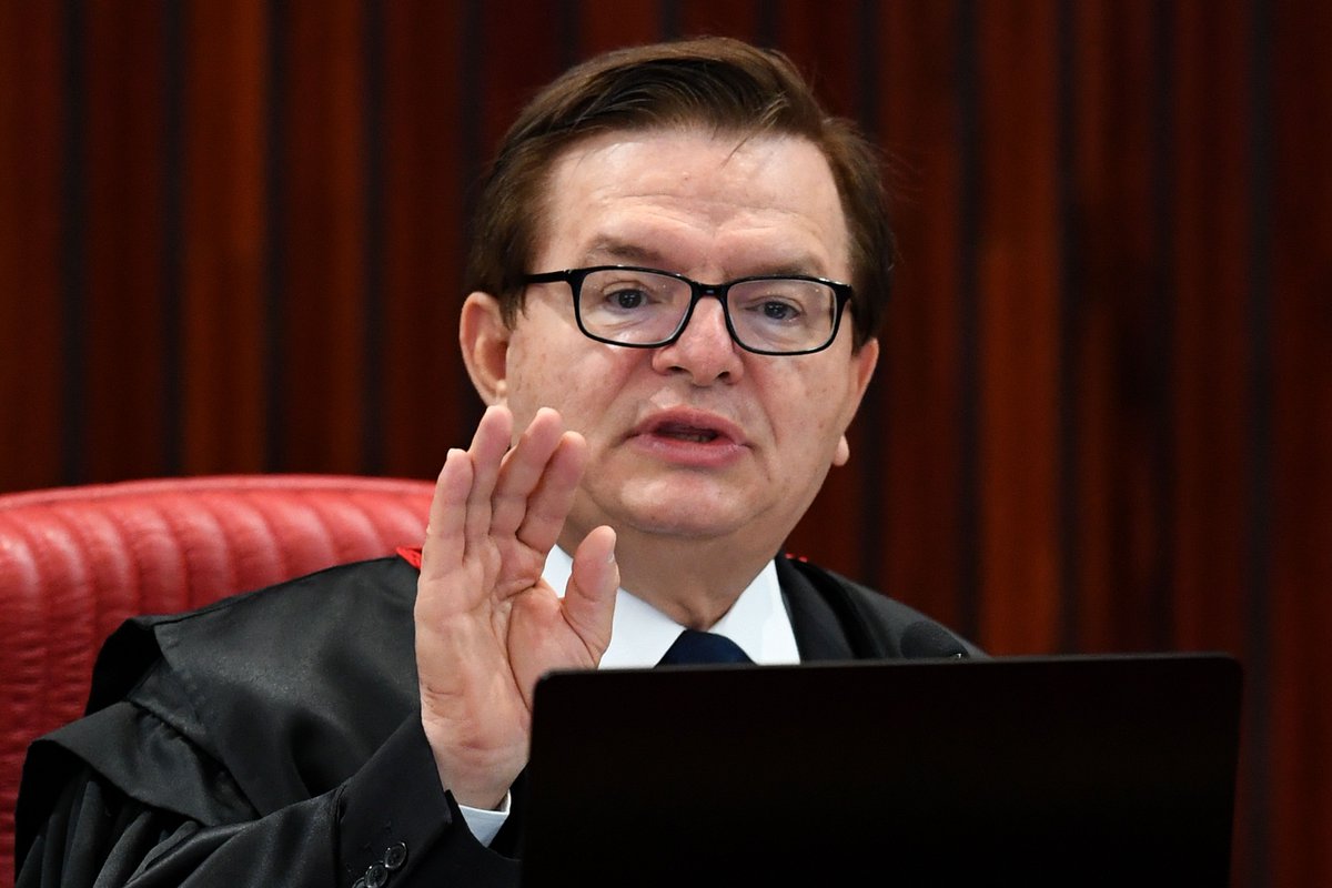 EstadaoPolitica's tweet photo. CENÁRIO: Benjamin ainda aposta no voto de Gilmar Mendes https://t.co/idhRtTa81T https://t.co/fSLry70Ypr