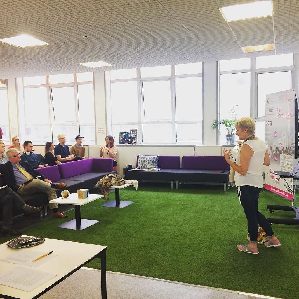 UWTSDStudents's tweet photo. Great #pitch @yvonnecshoredesigns 👍 #racetomarket #surfacepattern #businessstartup #studentopportunities https://t.co/0rh1ek2Wz5 https://t.co/yeSkgaIBkP