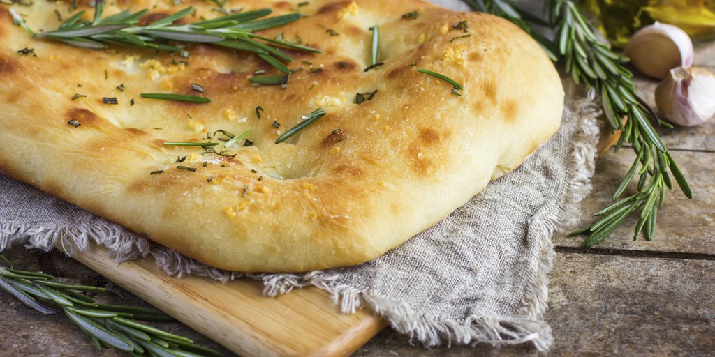 Lo último entre #Foodies: hacer tu propio pan. Vamos a por esta focaccia con romero bit.ly/2qHtvIZ #panarra