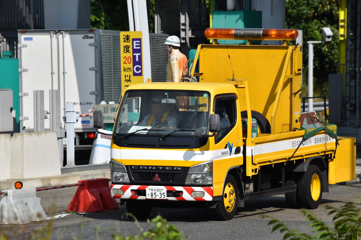Mf10l33 On Twitter 植木icに帰投するnexcoの車両達 デュトロ作業車 荷台が迫力あるレンジャーの規制車 規制車 は全自動でコーンや標識の設置をする車両ですが初めて撮りました キャンター標識車の荷台に人影がと思ったら安全太郎でしたw 彼 も高速道路上で日々