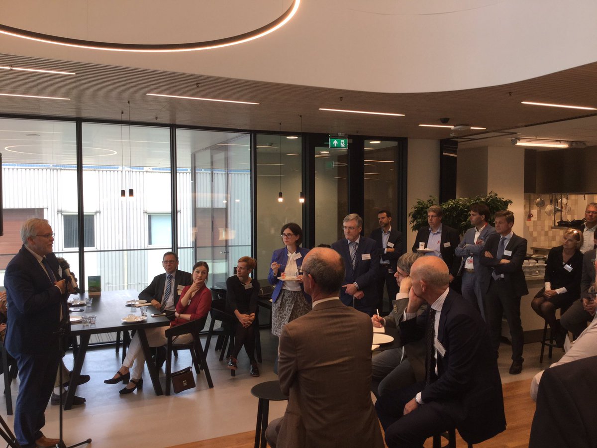 amgbeurskens's tweet photo. Zeer vereerd met het bezoek van de Adviesraad voor Wetenschap, Technologie en Innovatie aan de @Brightlandsnl @Chemelot Campus! #AWTI https://t.co/jUKrLyYjbV
