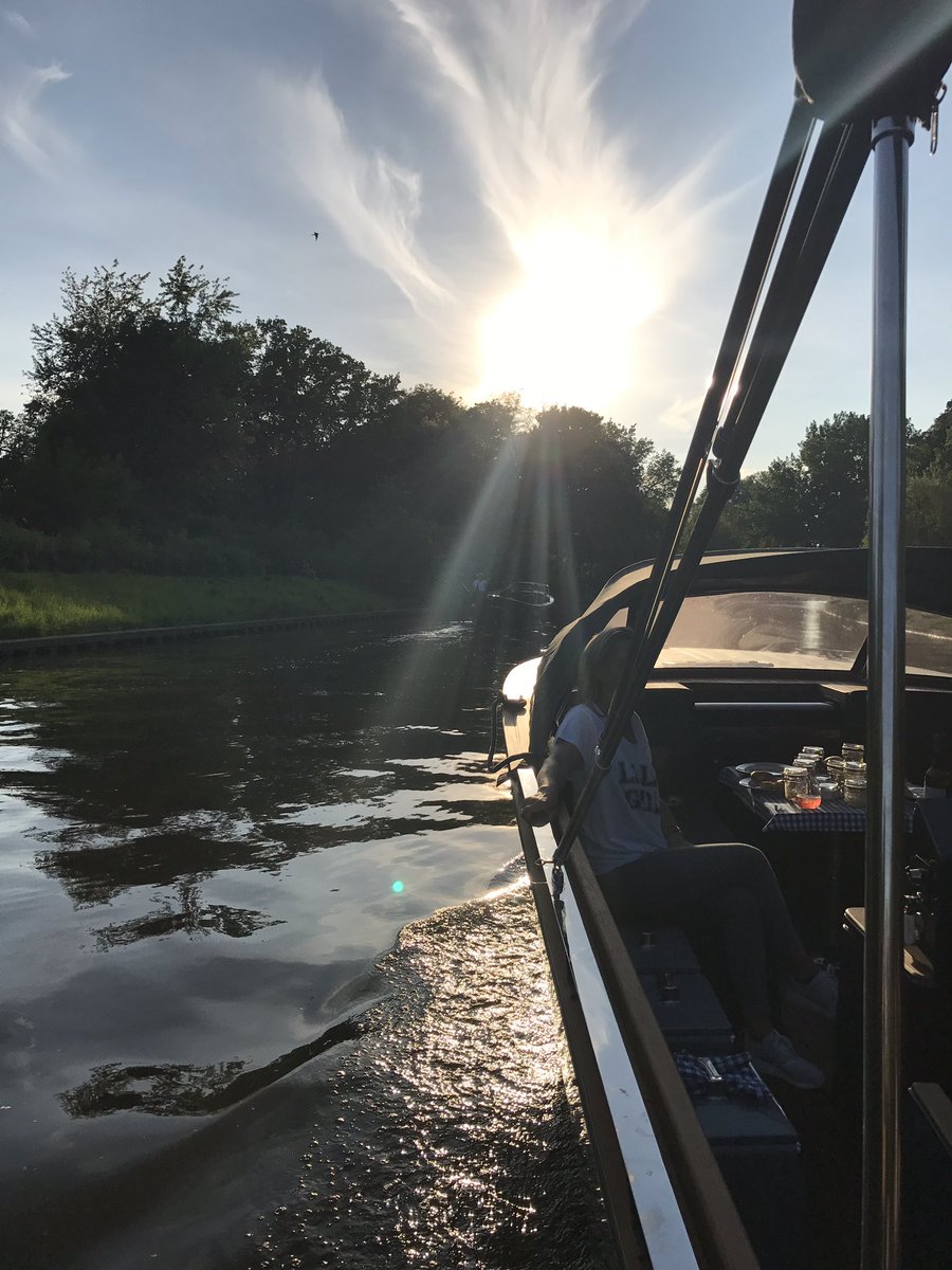 Spreeboote's tweet photo. Sundowner auf einem Spreeboot . Hier geht es zu einem wunderschönen Abend https://t.co/LehUTNS4I1 bitte onlinebuchen mit PC oder Mac ! Ahoi https://t.co/Gq989WOi8Y