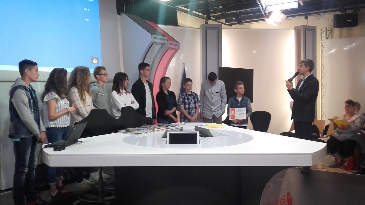 Clemi_rennes's tweet photo. 🏆 Les remises de prix continuent ! Bravo aux primés des #ClassesActus 35 pour la qualité de leurs travaux. Exemple > https://t.co/CpFWNNHCkW https://t.co/u48a88P4dO