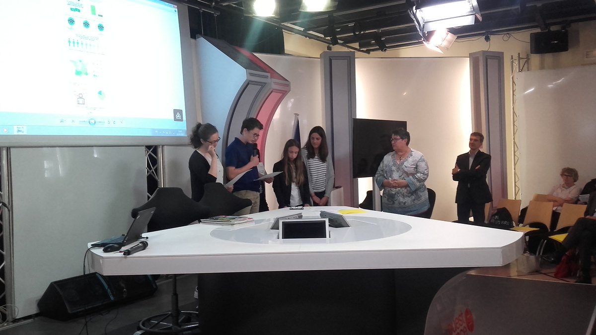 Clemi_rennes's tweet photo. 🏆 Les remises de prix continuent ! Bravo aux primés des #ClassesActus 35 pour la qualité de leurs travaux. Exemple > https://t.co/CpFWNNHCkW https://t.co/u48a88P4dO