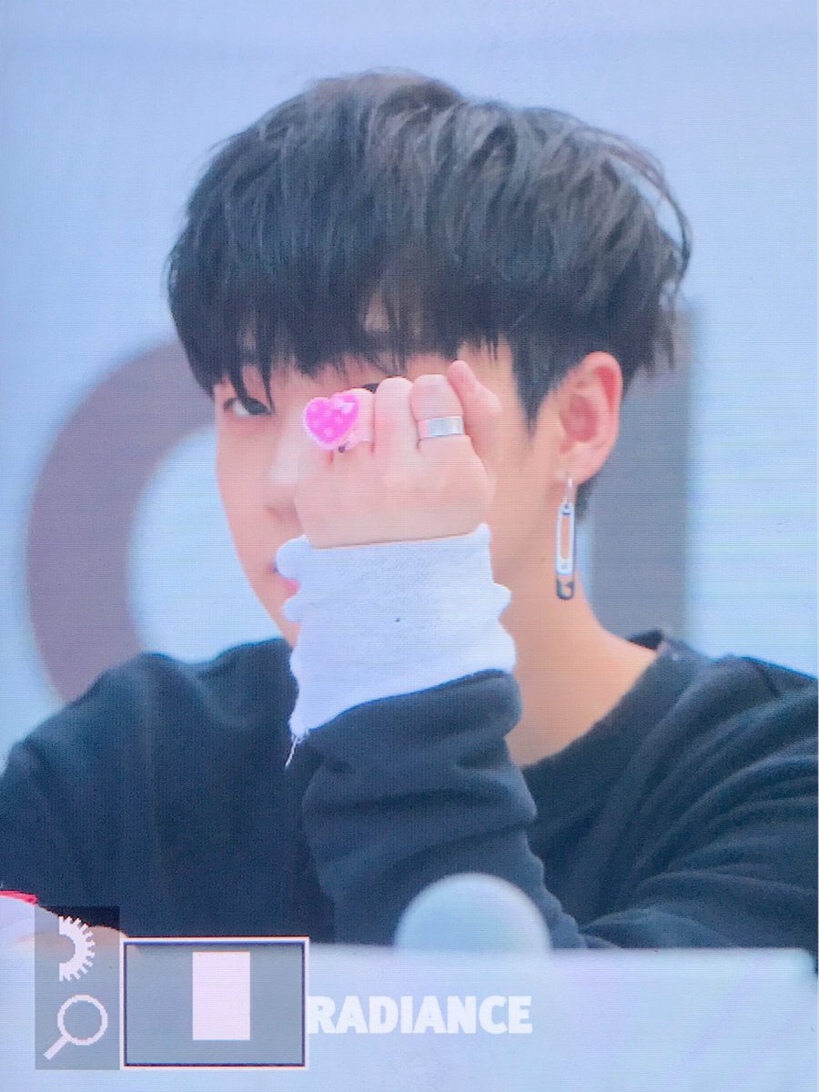 Radiance_JH's tweet photo. 170609 신촌팬싸

#진환 #iKON #JAY https://t.co/2VvF3nTLCs