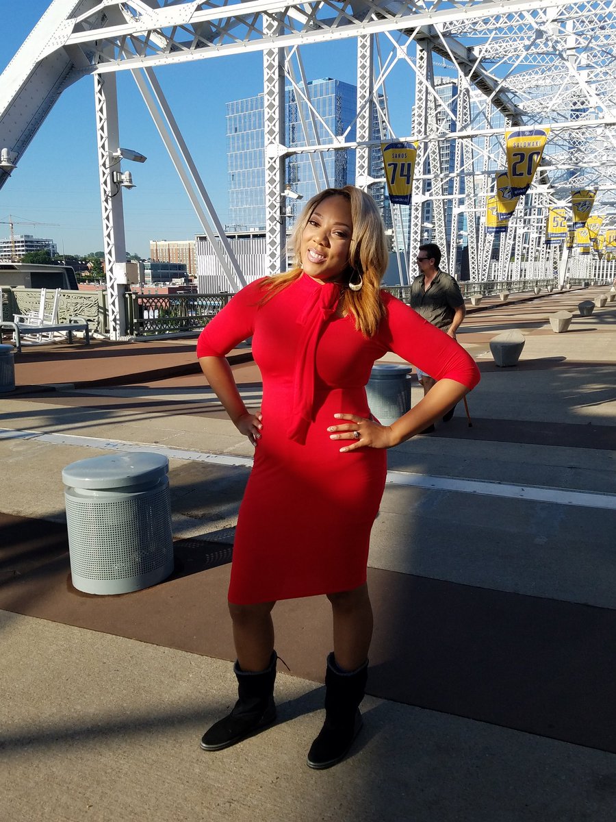 HarrietvWallace's tweet photo. FINALLY got my #IBelieveInNashville pict!!! #Photoshoots #WhileIWork #ManyPoses <----get some!! #NashvilleGirl https://t.co/lmCAOBPUrT