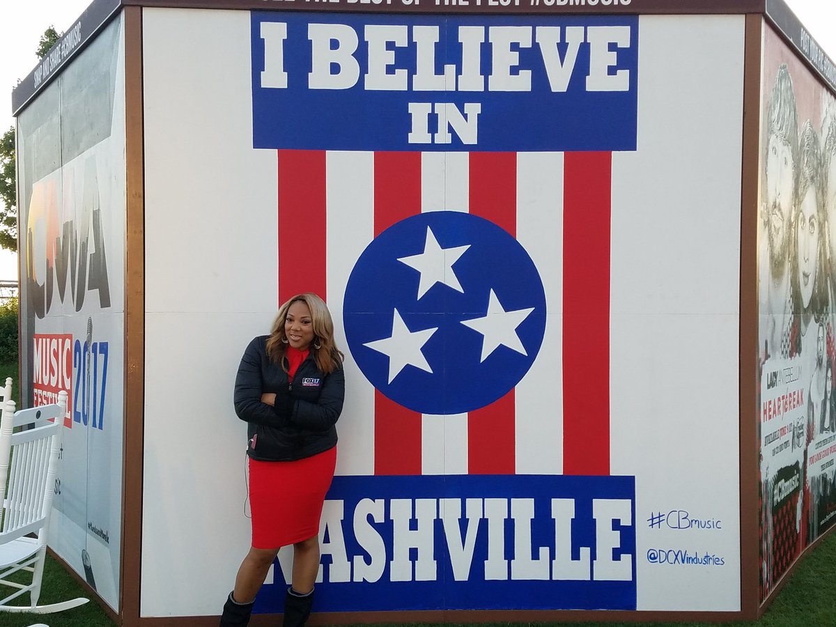 HarrietvWallace's tweet photo. FINALLY got my #IBelieveInNashville pict!!! #Photoshoots #WhileIWork #ManyPoses <----get some!! #NashvilleGirl https://t.co/lmCAOBPUrT