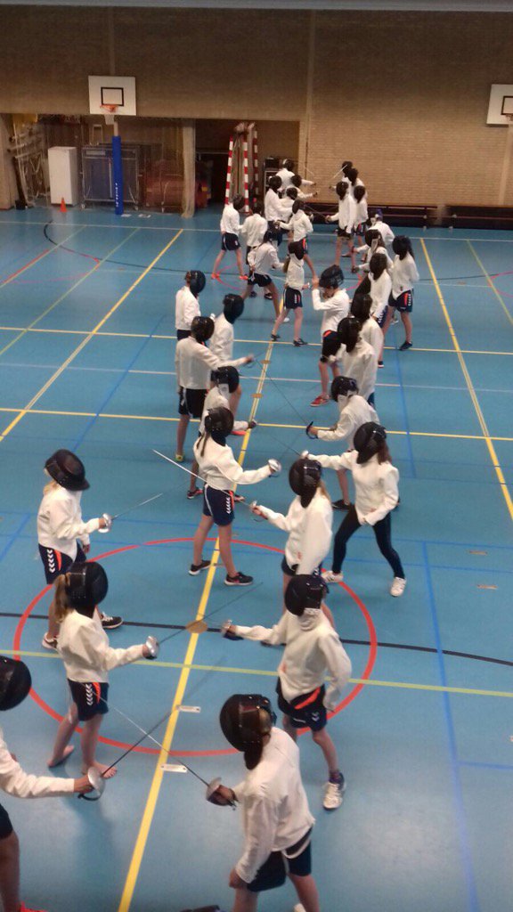 csg_dewillem's tweet photo. Sportklas jaar 2 krijgen een Clinic schermen! Hoe vet is dat?!?! #angard 🤺 https://t.co/cusEEVuLMg