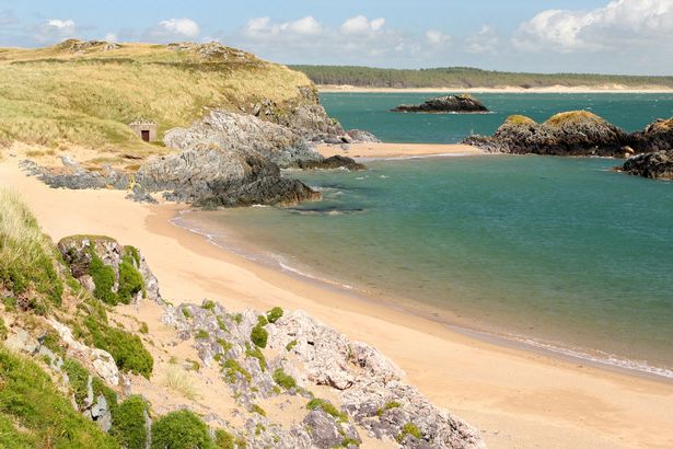 visitwales's tweet image. 23 hidden Welsh beaches so beautiful you'll be delighted you found them #FindYourEpic ow.ly/7yNR30clM37