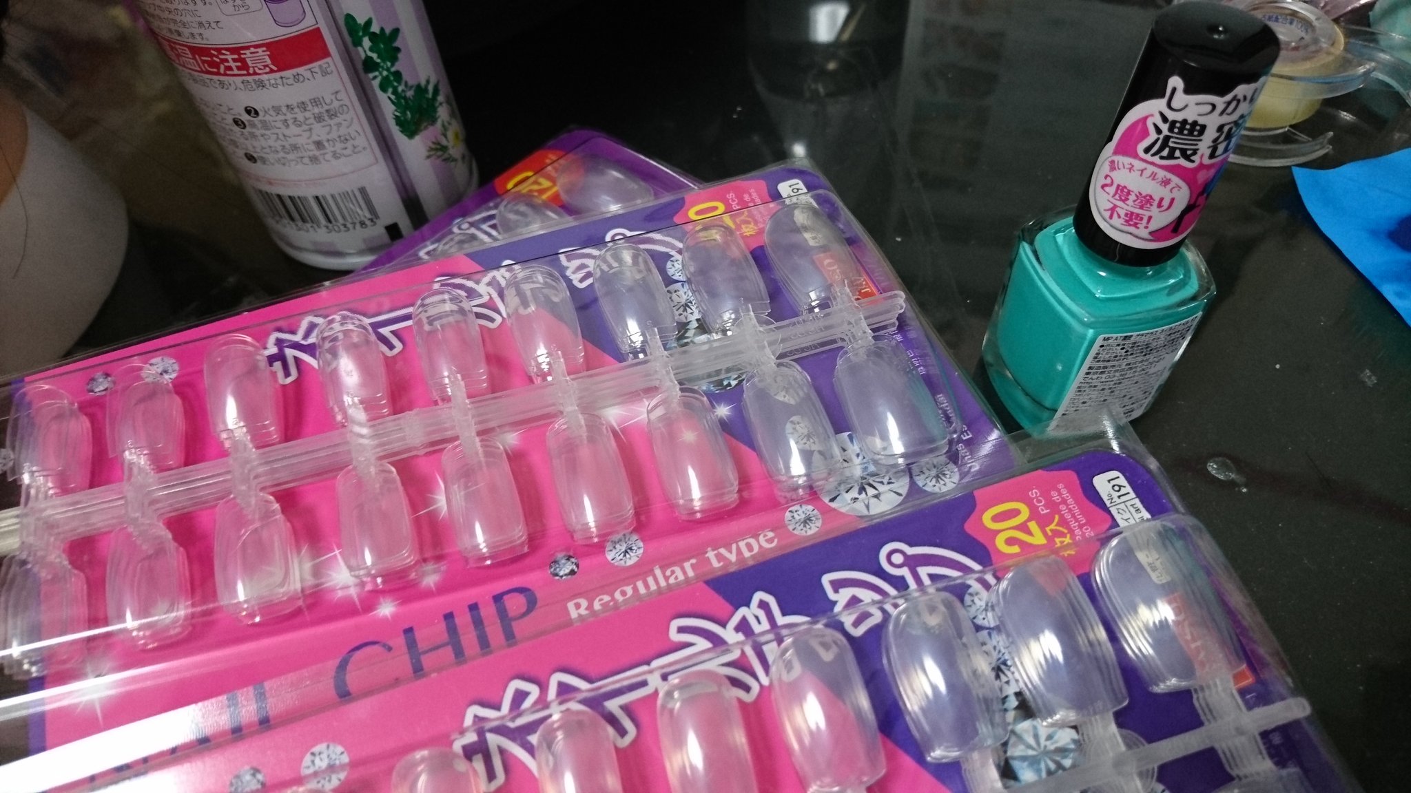 にゅこ ネイルチップを使った鱗です 腕は日焼け防止の長手袋にネイルを塗ったネイルチップをちまちまグルーガンで貼りつけてます 肌に生やしてるのはビニールに肌色テーピング貼って その上にチップを貼ってます 使う量の目安は片腕1 5セットくらい
