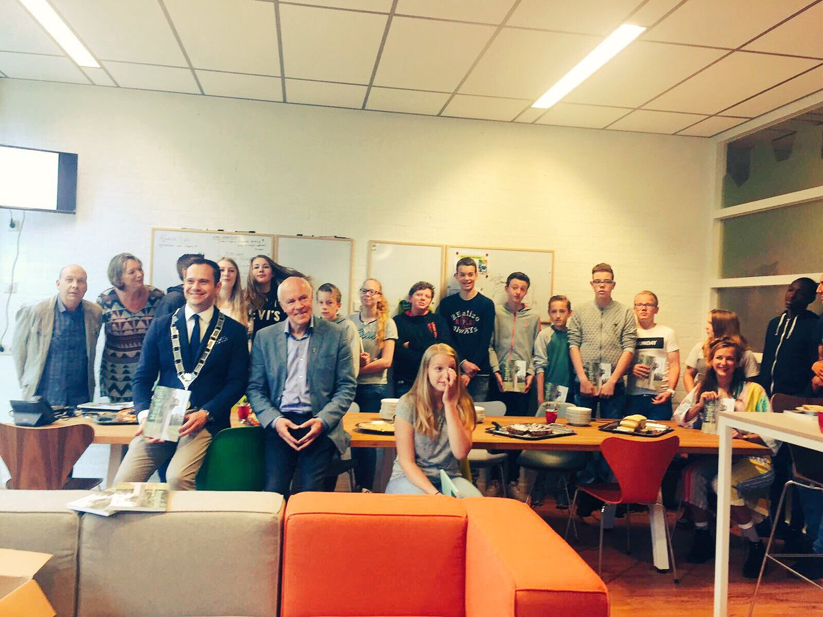 SjoerdPotters's tweet photo. Vanochtend op het #Groenhorst college voor de uitreiking v/h boek over het Bilts hoogkruis. Enthousiaste kids en leuke rondleiding. Top! https://t.co/ERlaHLM6uk
