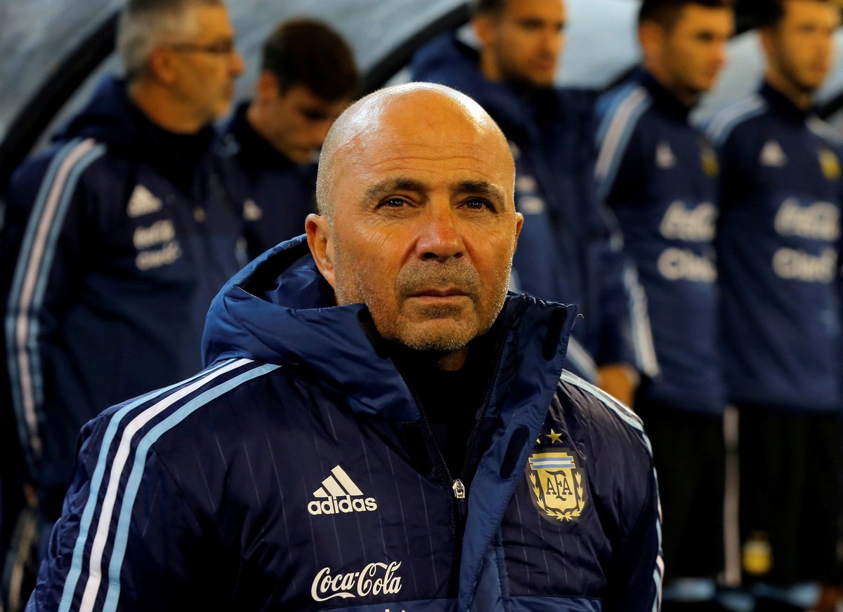 criticoycitrico's tweet photo. Sampaoli, mejor conocido como el hombre que siempre sale con cara de "¿Cerre la llave de gas?". https://t.co/uT7bGrCdhS