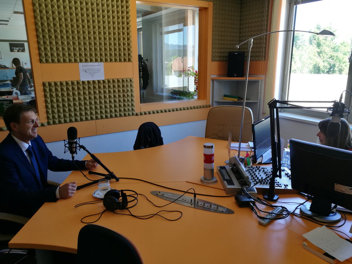 MiroCerar's tweet photo. V živo na #radio94 #postojna #pravkar: https://t.co/p6uC0FD2Db https://t.co/xAEpZp57SL