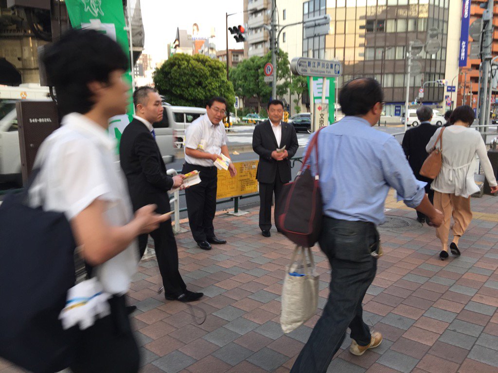 FNakayaka's tweet photo. こんばんは🌆只今、文京区江戸川橋駅頭🚉にて、森まもる区議・市村やすとし区議・松平秘書・米原秘書・東京自民党政経塾の諸星さんと共に、夜のご挨拶をさせて頂きました。多くの方に激励されました。 https://t.co/GlrvTWxZXG