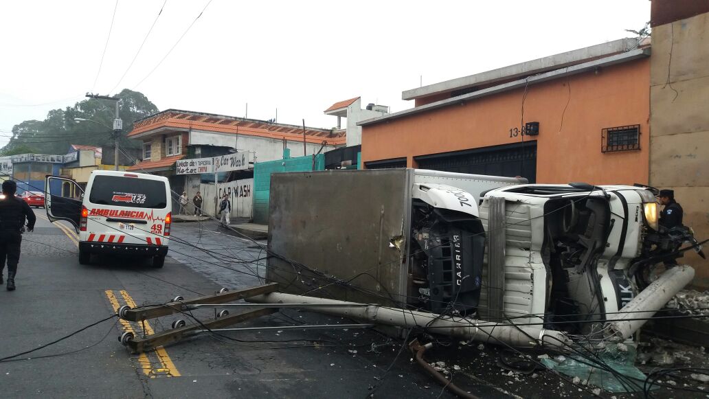 ReporteroVictor's tweet photo. Último Minuto: Camión derribó poste del alumbrado en la 28ave. 13 calle Z.7 Kanimaljuyu Z.7, @BVoluntariosGT cubren. Detalles @sonora969 FM https://t.co/COa1gh6peh