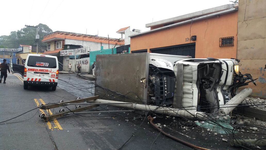 ReporteroVictor's tweet photo. Último Minuto: Camión derribó poste del alumbrado en la 28ave. 13 calle Z.7 Kanimaljuyu Z.7, @BVoluntariosGT cubren. Detalles @sonora969 FM https://t.co/COa1gh6peh