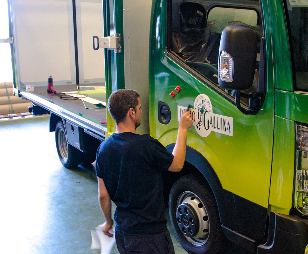 Decorazione dei mezzi con applicazione di adesivi e teli in pvc personalizzati. #workinprogress per deliogallina.it