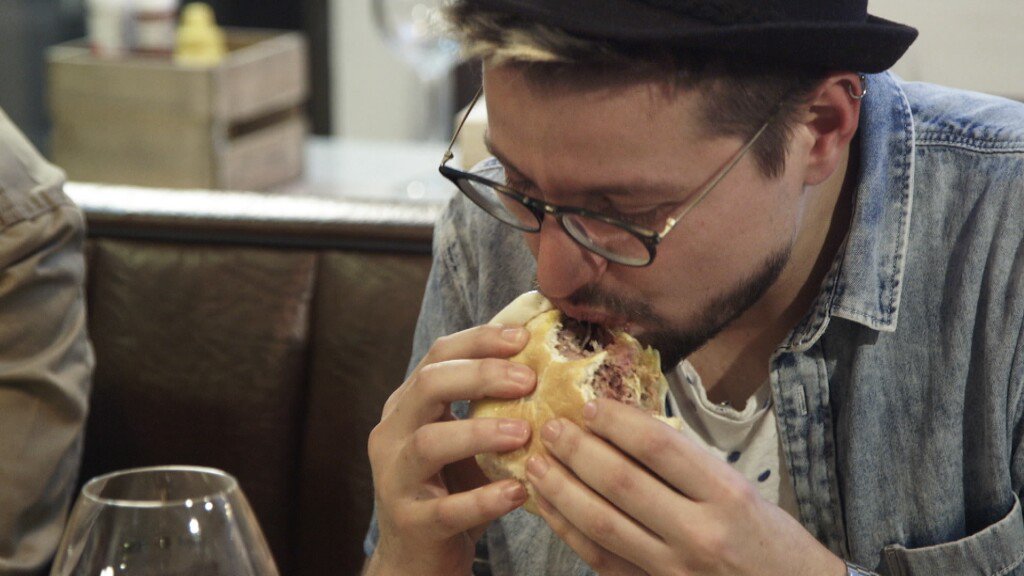 som3cat's tweet photo. Juan Andrés havia estat vegà, però sembla ser que s'ho ha repensat. Reviu aquest millor moment de #JDCFastFoodTV3! ▶️https://t.co/EIvI4UiWxK https://t.co/9DcNvG8tq9