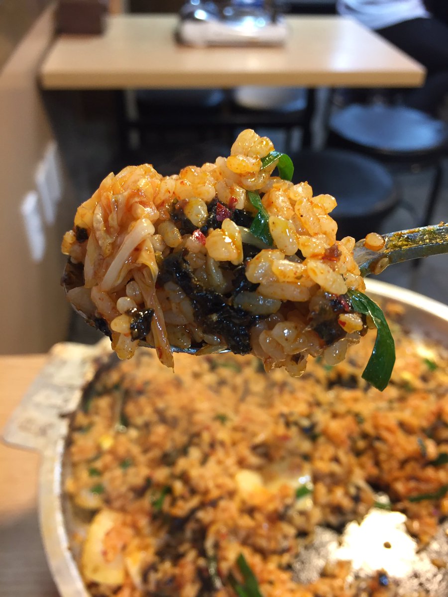 Gurume_Goro's tweet photo. 곱창. 대창. 이만큼 길티 플레저를 자극하는 음식이 있을까. 곱창의 질이 정말 좋다. 젓가락 새로 곱이 흘러 넘친다. 아득한 고소함, 뒷목이 뻐근할 정도야. 볶음밥도 맛있어. 흔한, 참기름에 의존하는 볶음밥이 아니야. 이 가게, 틈만 나면 생각나겠어. https://t.co/LHOXqlkPCs