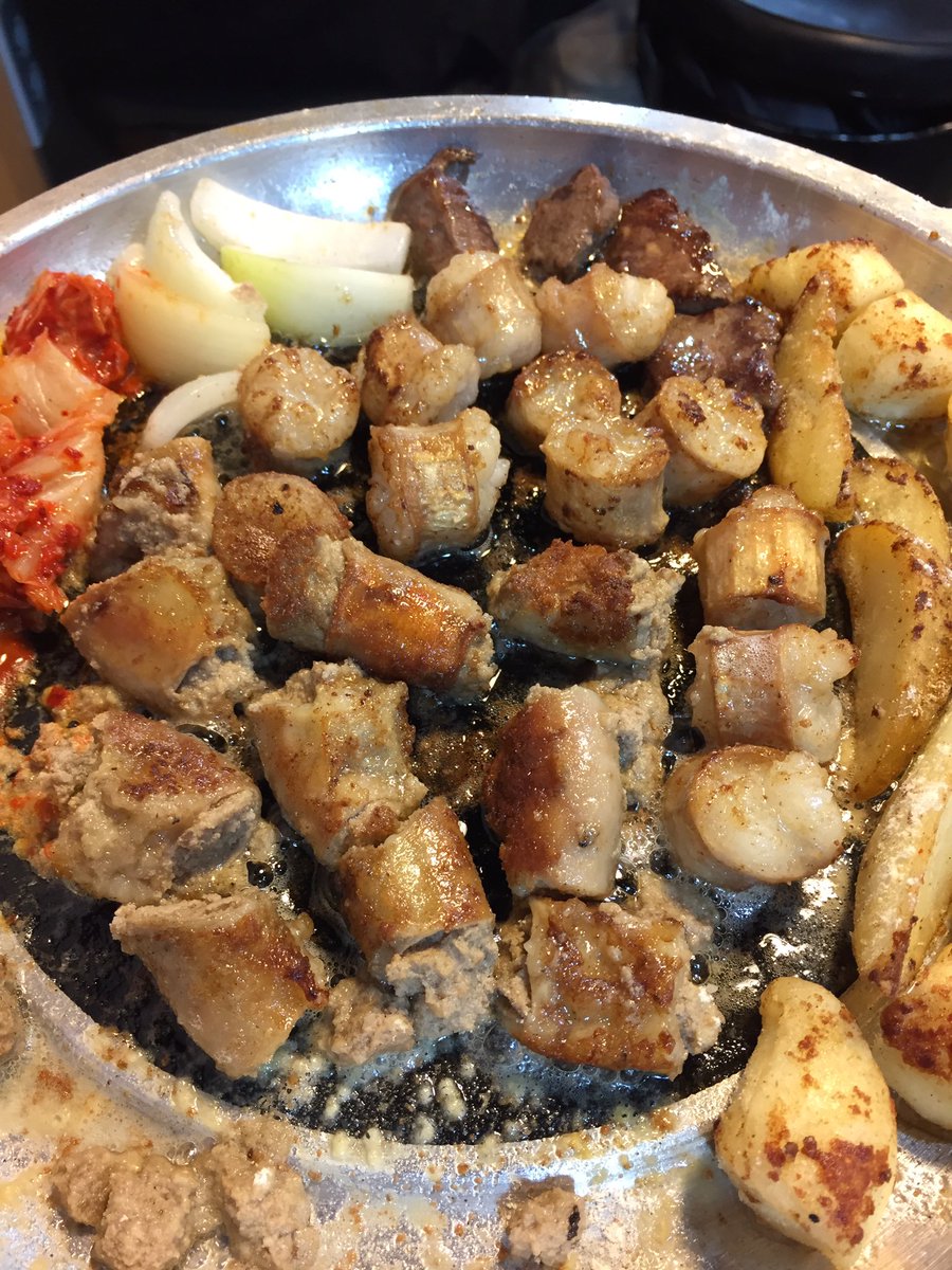 Gurume_Goro's tweet photo. 곱창. 대창. 이만큼 길티 플레저를 자극하는 음식이 있을까. 곱창의 질이 정말 좋다. 젓가락 새로 곱이 흘러 넘친다. 아득한 고소함, 뒷목이 뻐근할 정도야. 볶음밥도 맛있어. 흔한, 참기름에 의존하는 볶음밥이 아니야. 이 가게, 틈만 나면 생각나겠어. https://t.co/LHOXqlkPCs