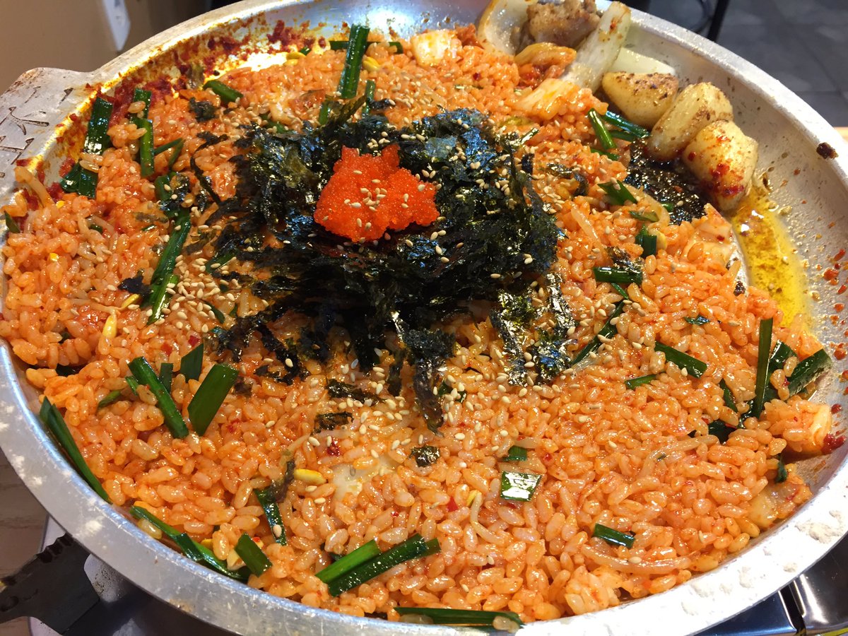 Gurume_Goro's tweet photo. 곱창. 대창. 이만큼 길티 플레저를 자극하는 음식이 있을까. 곱창의 질이 정말 좋다. 젓가락 새로 곱이 흘러 넘친다. 아득한 고소함, 뒷목이 뻐근할 정도야. 볶음밥도 맛있어. 흔한, 참기름에 의존하는 볶음밥이 아니야. 이 가게, 틈만 나면 생각나겠어. https://t.co/LHOXqlkPCs