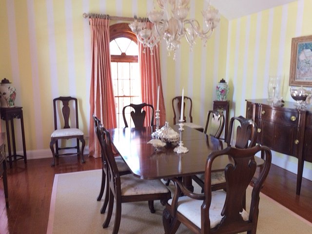 CarolMcFDesign's tweet photo. Bermuda at home #dinningroom #dinningroomdecor #classic #classics #stripes #stripedwall #wallpaper #decor #design #interiordesign #interior https://t.co/FZ7K78muiY