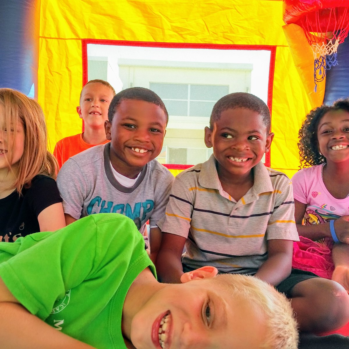 MrsChambersBME's tweet photo. Bouncy House on the last day of first grade...how cool is that?    #smiles  #timeforsummerfun  #2ndgradersnow! https://t.co/9BplbfXQNX