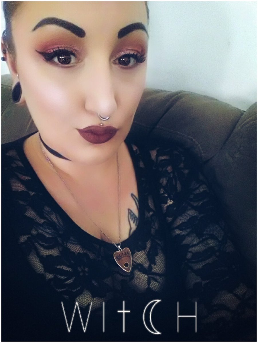 KamaHela's tweet photo. #AlternativeGirl #Witch #CreepyGirl #Piercings #Dark #Black #Voodoo 🌙🌹 #MakeupAddicted 💚 https://t.co/bJnPG2G5bI