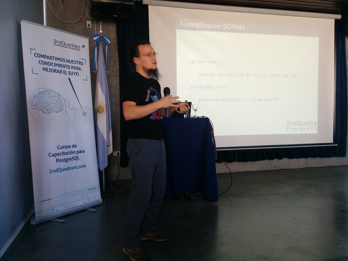 SantaFePUG's tweet photo. @alvherre hablando de lo nuevo en que veremos en PG10 en #pgday_ar en #SantaFe https://t.co/fpAacvUv57