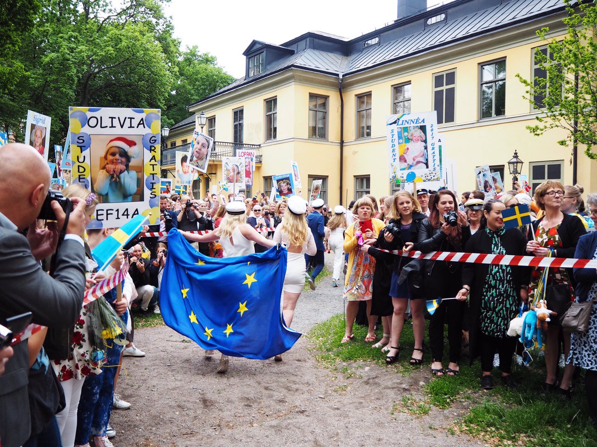 KSGelevkar's tweet image. mycket glädje idag! GRATTIS ALLA TREOR TILL STUDENTEN, vi i styrelsen önskar er alla lycka med era framtida planer! 🎓💫