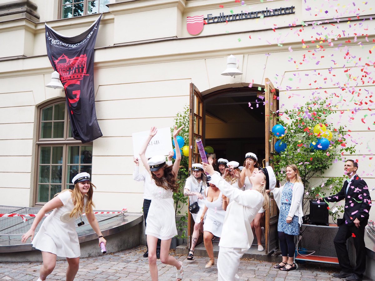 KSGelevkar's tweet image. mycket glädje idag! GRATTIS ALLA TREOR TILL STUDENTEN, vi i styrelsen önskar er alla lycka med era framtida planer! 🎓💫