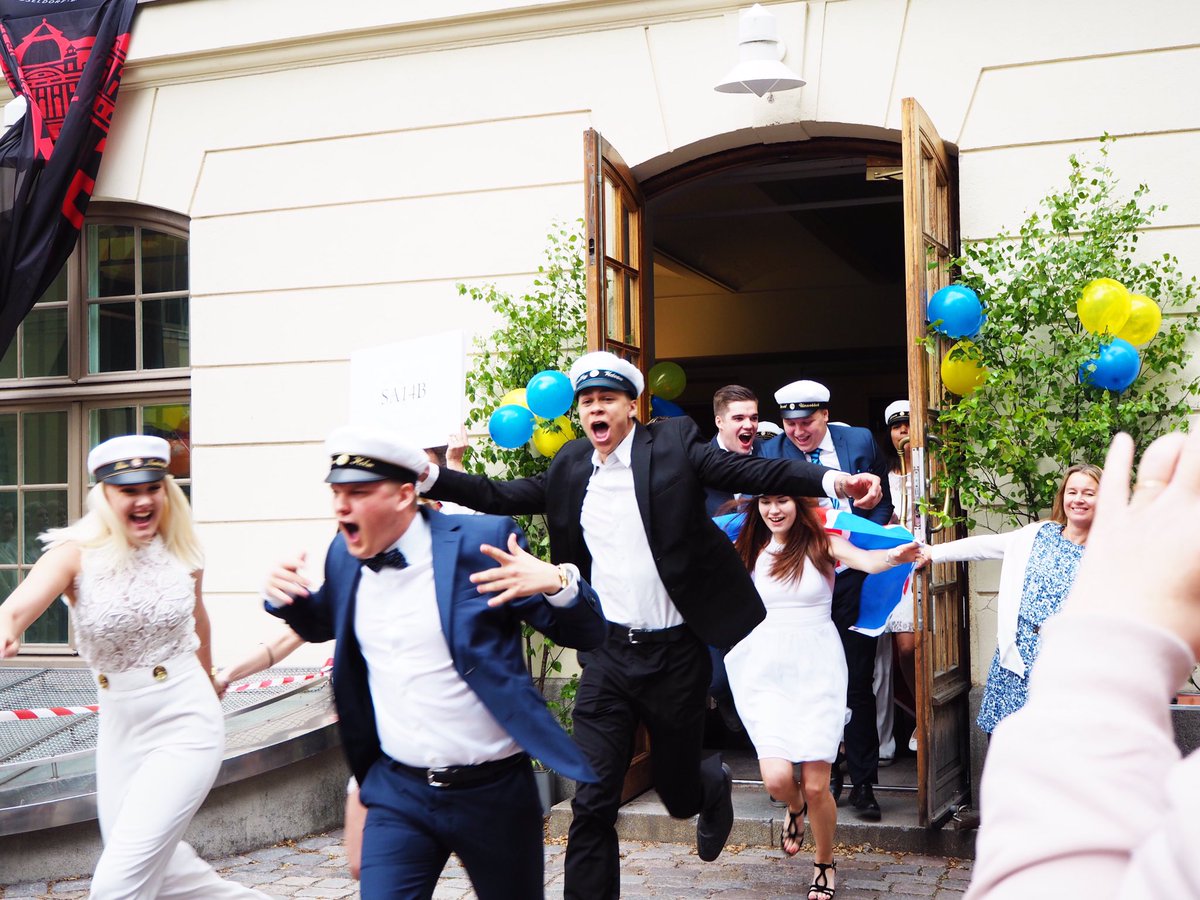 KSGelevkar's tweet image. mycket glädje idag! GRATTIS ALLA TREOR TILL STUDENTEN, vi i styrelsen önskar er alla lycka med era framtida planer! 🎓💫