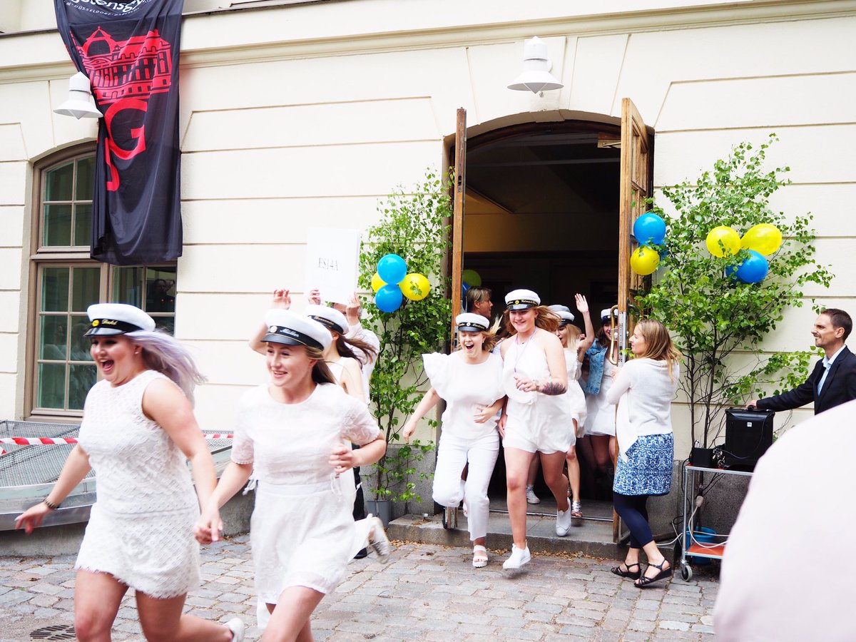 KSGelevkar's tweet image. mycket glädje idag! GRATTIS ALLA TREOR TILL STUDENTEN, vi i styrelsen önskar er alla lycka med era framtida planer! 🎓💫