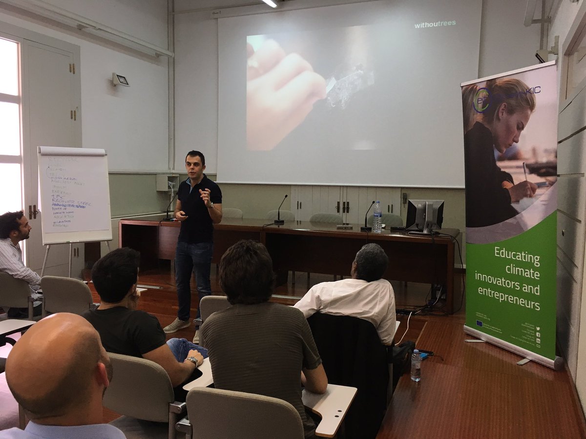 ClimateKICspain's tweet photo. @WithouTrees the first sticky paper that is neither a paper nor it contains glue #Peer2Peer Climate-KIC #startups #Accelerator Spain 2017 https://t.co/gMOk06t45K