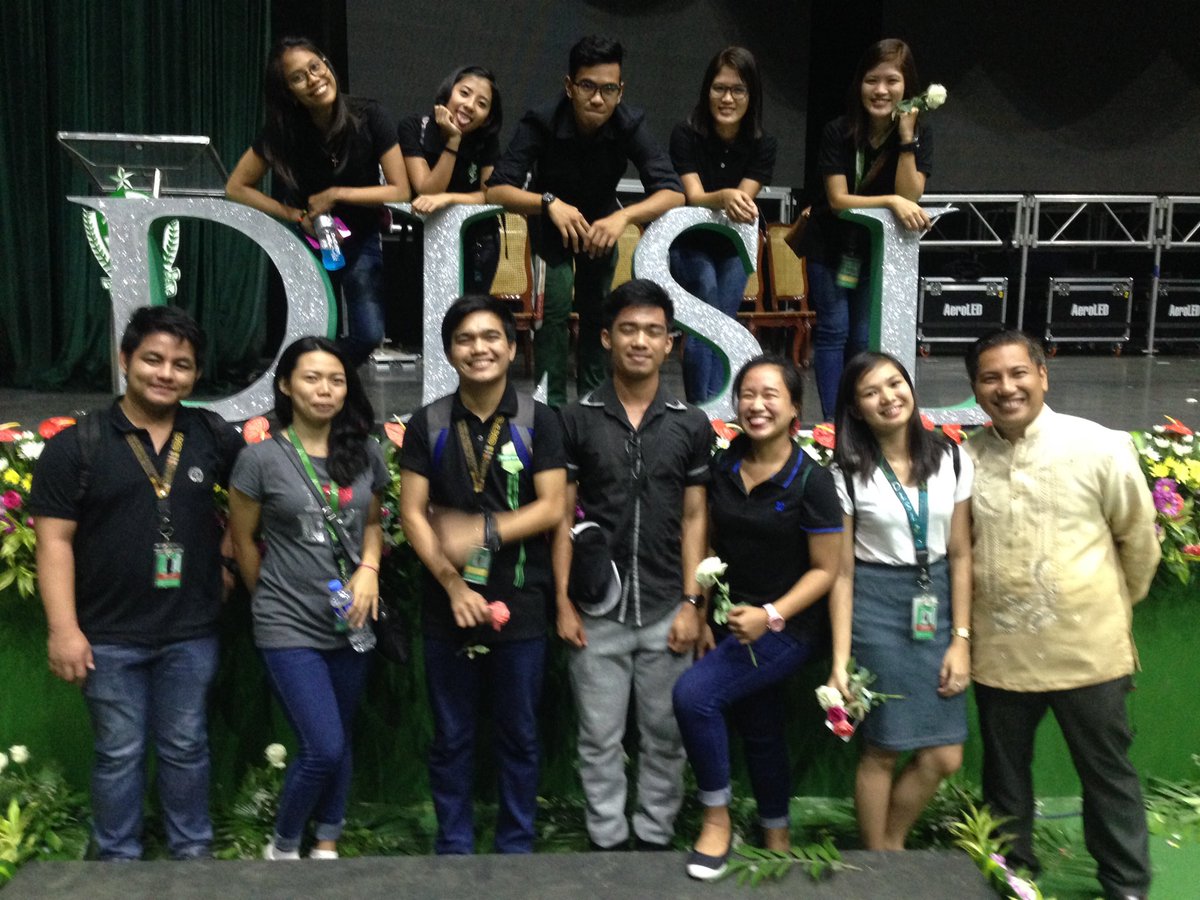 ayarnej_'s tweet photo. Graduation Duty #DMFam 💚 https://t.co/jRCPDhcDQy
