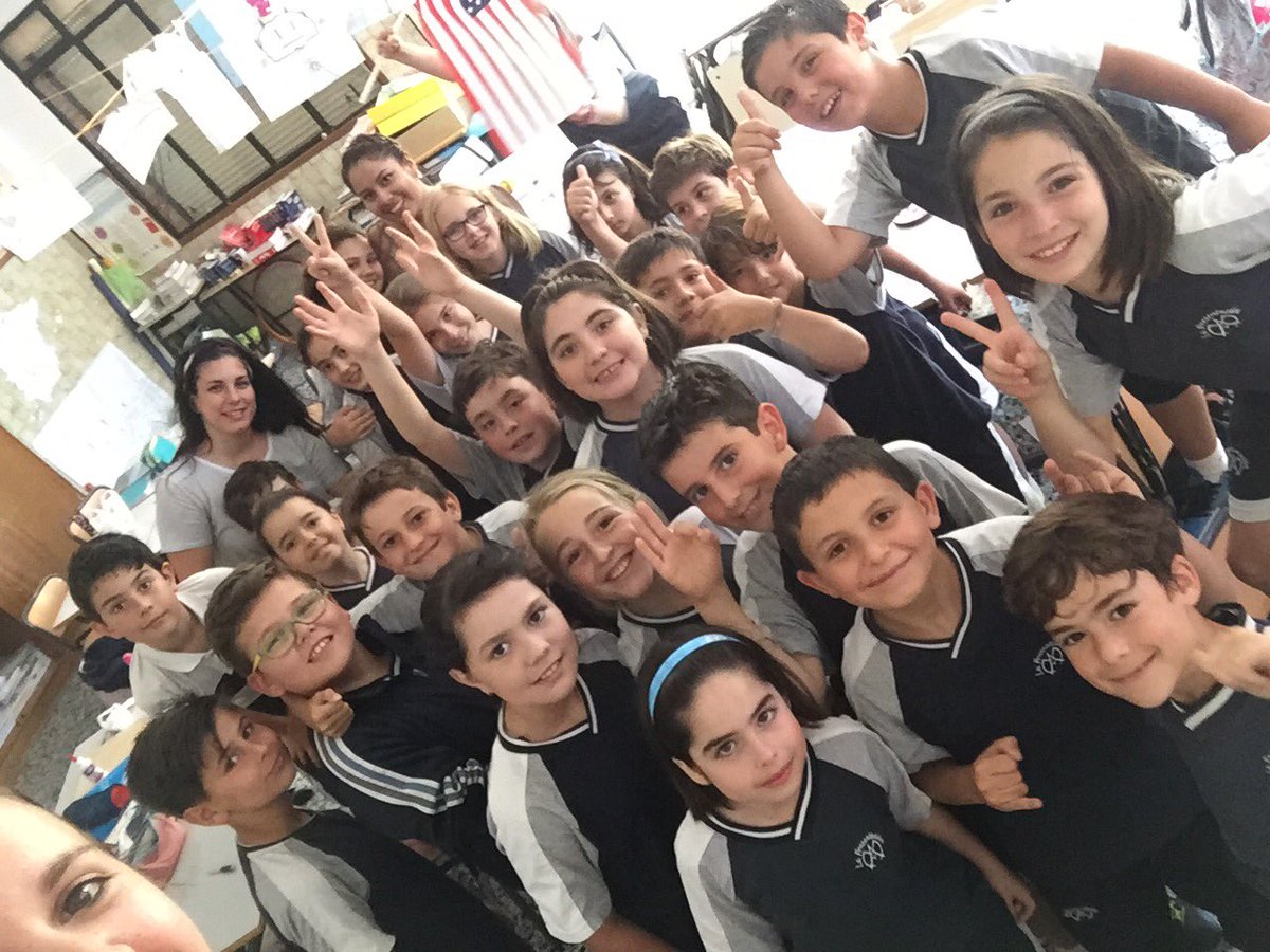 year4rocio's tweet photo. From #Texas to #Malaga. This American teacher visited our school and told us some features about her culture.🇺🇸🇪🇸 https://t.co/TFS2wk5SvK