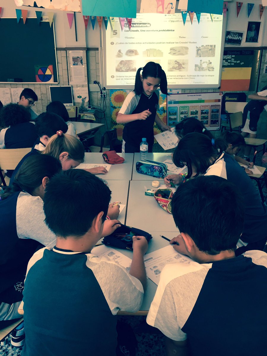 year4rocio's tweet photo. 50alumn@s trabajando sobre la #prehistoria no es magia. Se llama trabajar por #proyectos y con #paisajesdeinteligencia So much work in here! https://t.co/OGymTjznhc