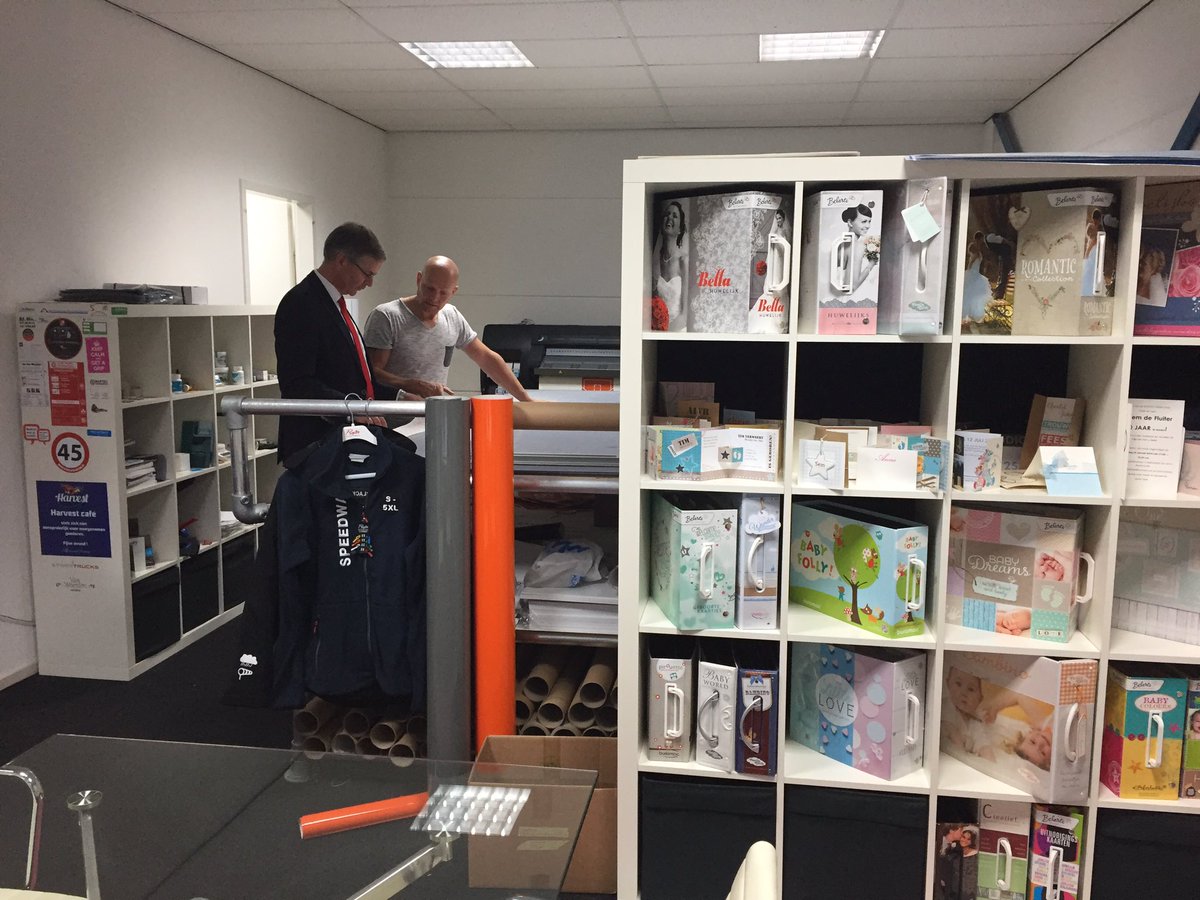 EZ_Veenendaal's tweet photo. Wederom div. #bedrijfsbezoeken #Veenendaal door weth @marco_verloop. Repro Studio Schoeman en @Cateringgroep. Bedankt voor jullie ontvangst! https://t.co/aoAEGAsqPh