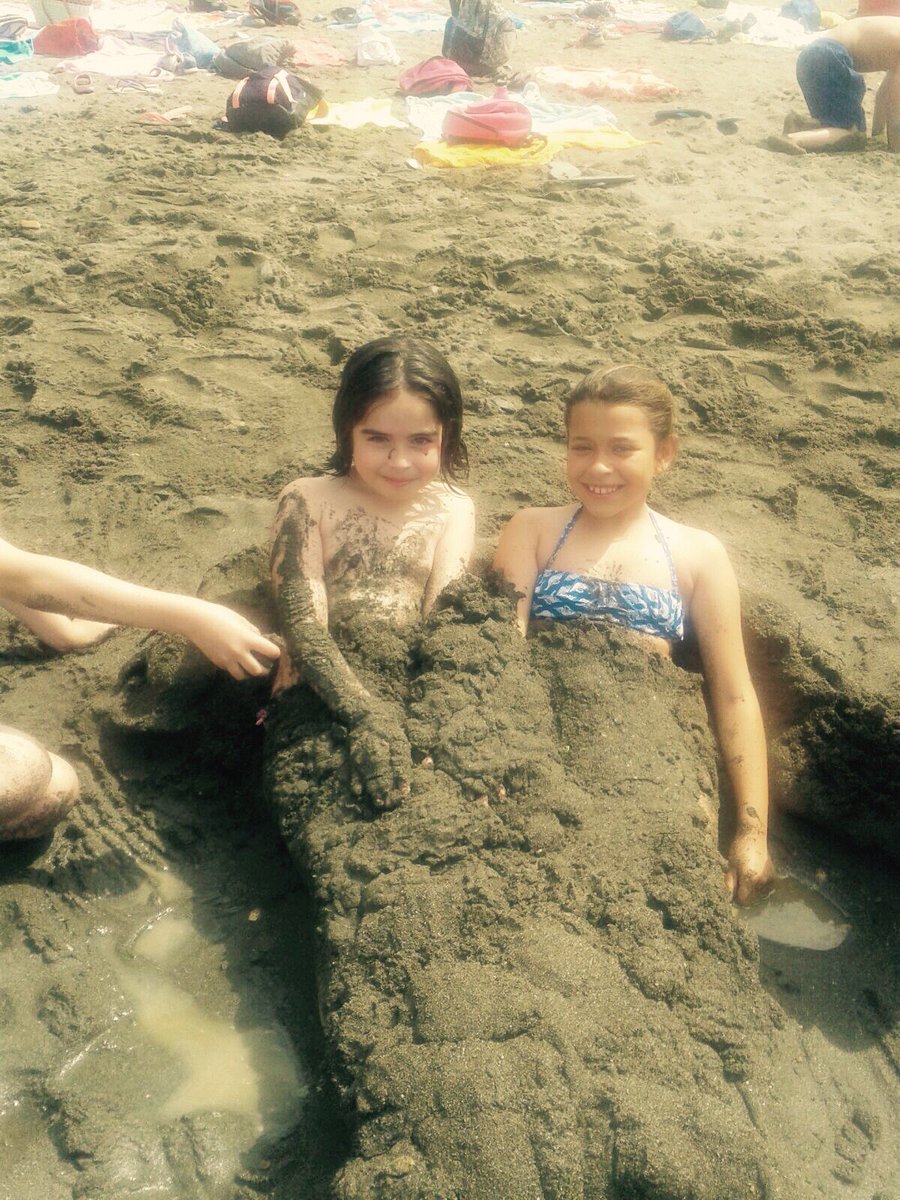 year4rocio's tweet photo. #beachday doing some sports! Y de paso nos rebozamos como boquerones que somos. Y ya de paso antes de pasar a 5° enterramos a la #teacher!🏖🏐 https://t.co/xDFF6pQAih