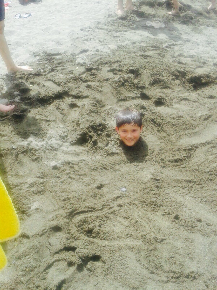 year4rocio's tweet photo. #beachday doing some sports! Y de paso nos rebozamos como boquerones que somos. Y ya de paso antes de pasar a 5° enterramos a la #teacher!🏖🏐 https://t.co/xDFF6pQAih