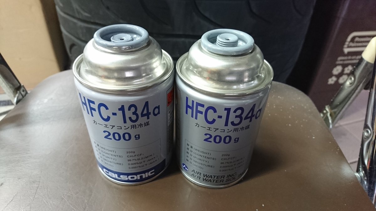 GLASSY371's tweet photo. 梅雨入りしましたね、ビートのエアコン効きが悪いので初めてのガス補充
作業に入るとおかしいぞ？これレトロフィットしてあるやん ガスR12じゃなく134やん！旧ガス6本もまとめ買いしたのに…… でもラッキー！
冷え冷えになりました https://t.co/vRghgob7qN