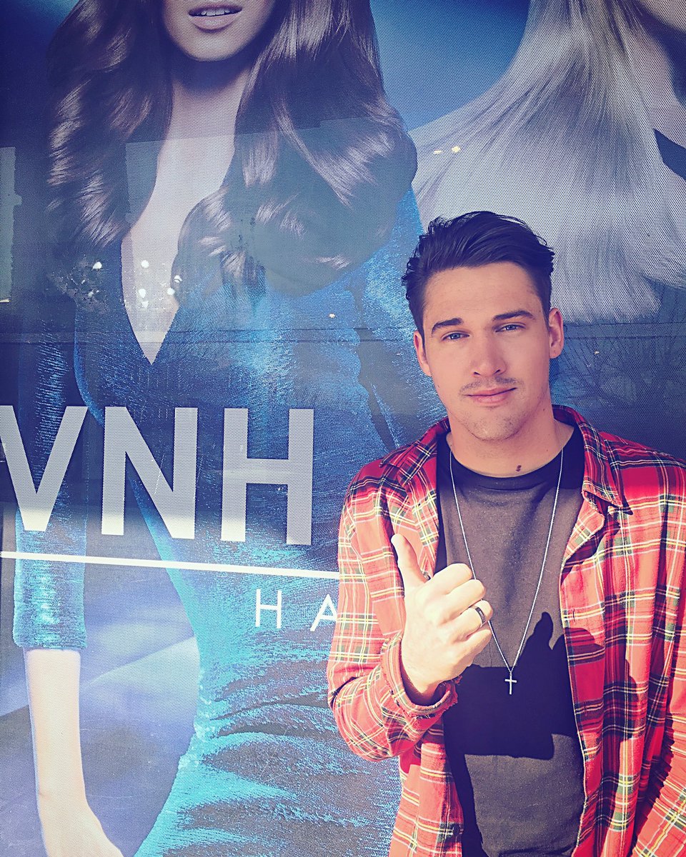 JethroTaitMusic's tweet image. Got tired of the long hair... Really happy with the new cut @VNHHair 👍🏻✂️