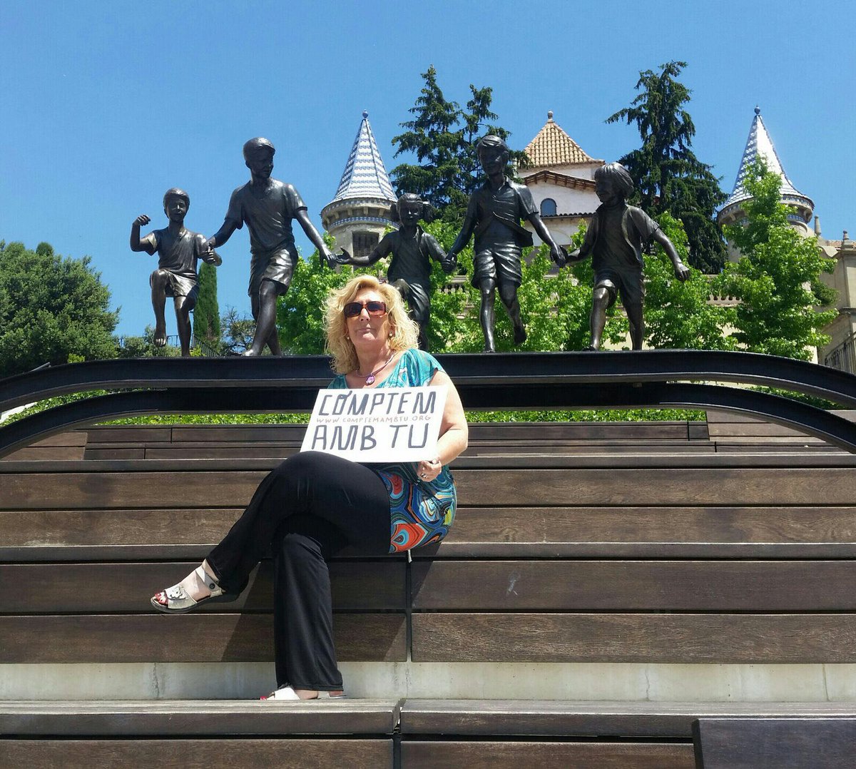 comptem_amb_tu's tweet photo. La @carmett regidora de Manlleu ens envia el seu suport. I tu, vols ajudar en la lluita contra el càncer? https://t.co/GQBGdRGTV2 https://t.co/U5QkKI0SNd