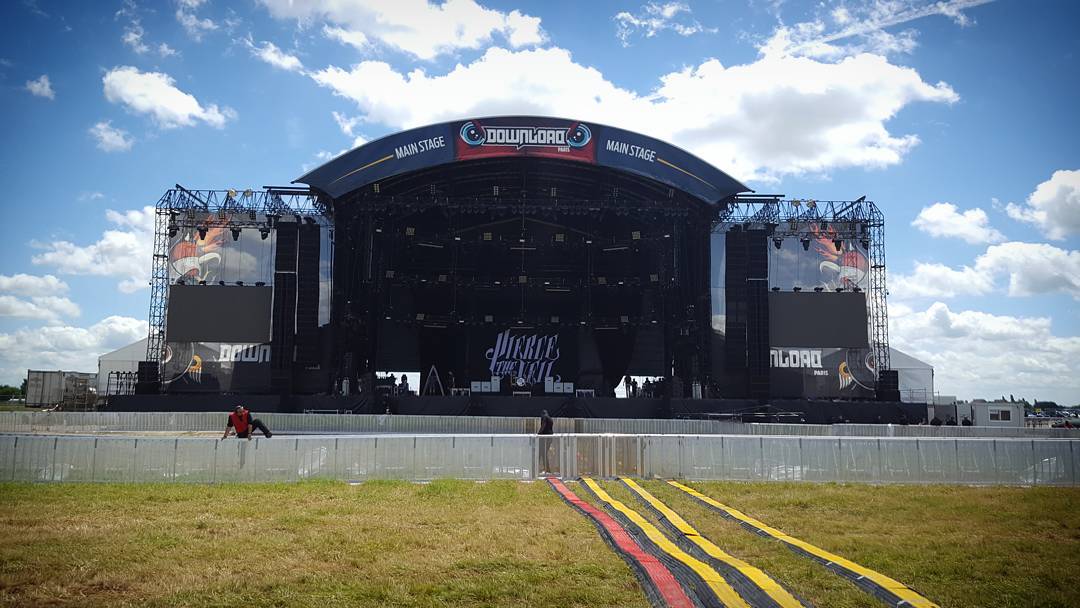 LPLive's tweet image. Show day! Linkin Park kicks off their European Tour today at Download Paris! bit.ly/2sXV01C #OneMoreLight #LP2017