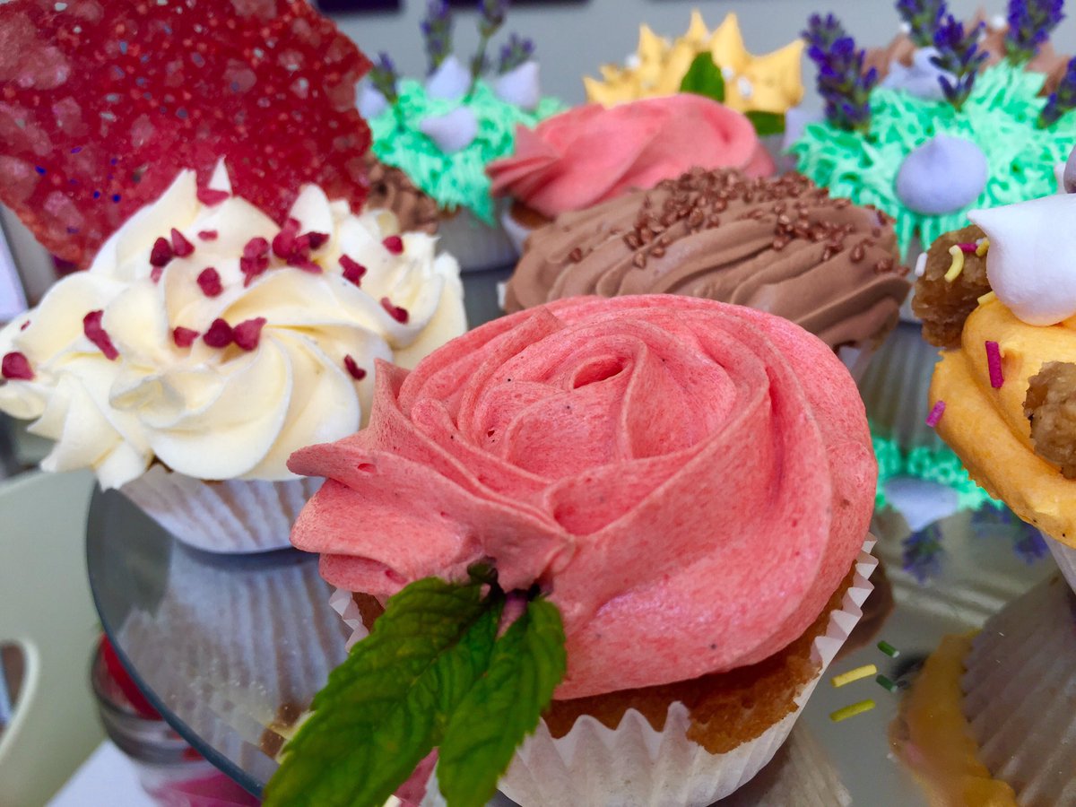 loisvbutler's tweet photo. Two of our students showing off their cake decorating skills! #cakedemo #bedessenior @MateidesK @HolroydHowe @bedesnews https://t.co/ac6bDx4uyp