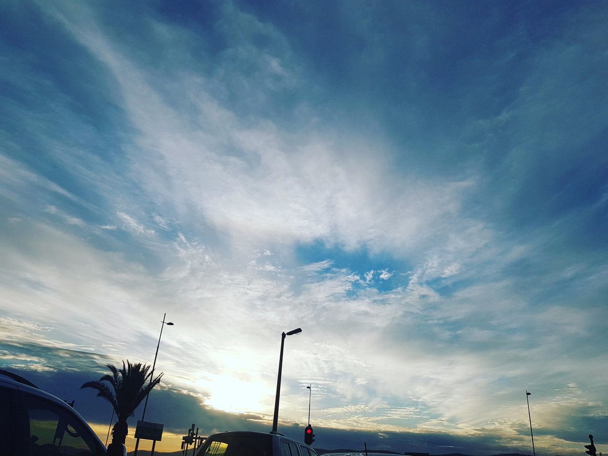 chloetarabrown's tweet photo. #Fresh #morning #Friday in Cape Town #capetown #ilovethiscity #wintermornings #freshmornings #morningair #enroutetowork #trafficviews 😀 https://t.co/FKCsjJ8lwh