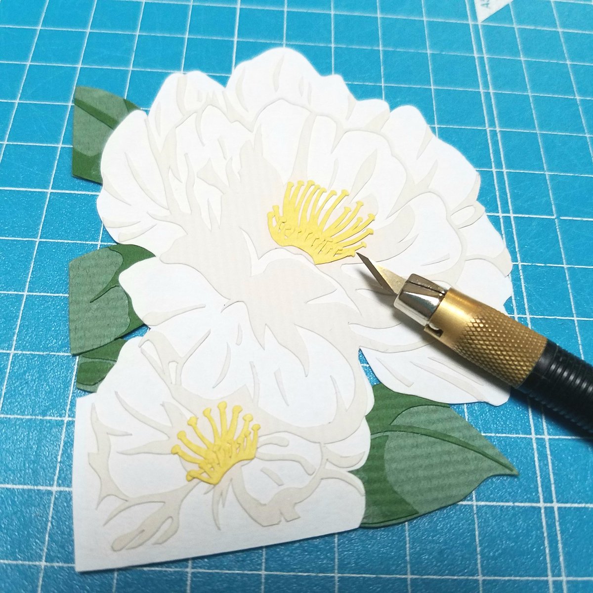 Naki Nakiの切り絵制作 切り絵の進み具合 W 牡丹の花 かな 今回は特に頑張ってる 傑作の予感 ㅿ 切り絵 夏目友人帳 ニャンコ先生