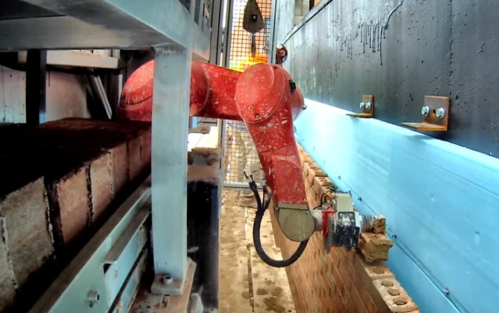 Pak_West_'s tweet photo. SAM100 (Semi Automated Mason) can aid human mason to lay up to 4 times more bricks a day! See SAM100 in action: https://t.co/dJmPhaOwkg https://t.co/ZnZAHiGdFu